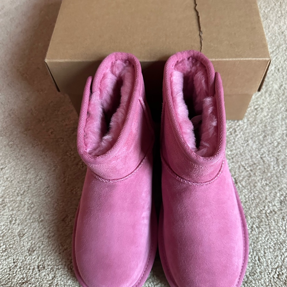 Brand New in Box UGG size 1 coral pink short button Jona boots